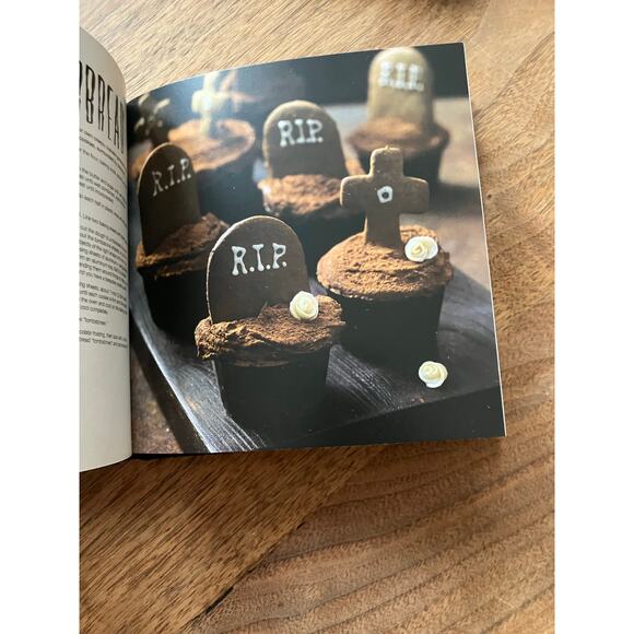 Halloween Decor Baking Book Lot Zombie Pumpkins Parties Better Homes Zombie - Picture 7 of 9